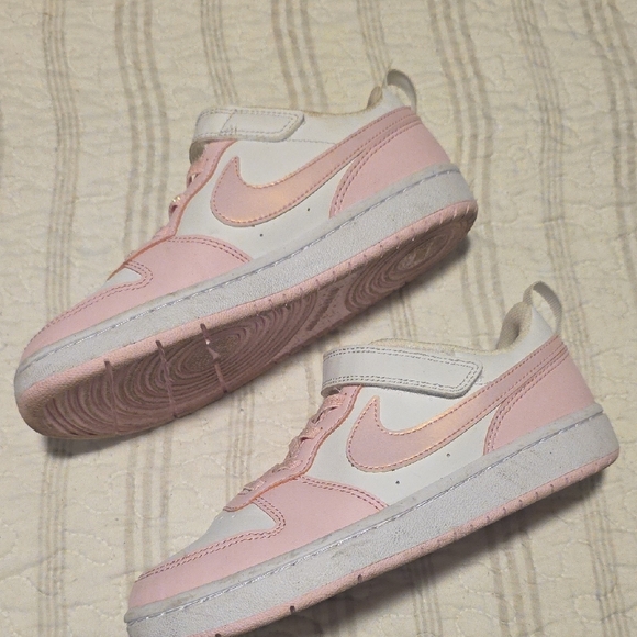 Nike Kids Sneakers in Pink and White - Picture 2 of 4